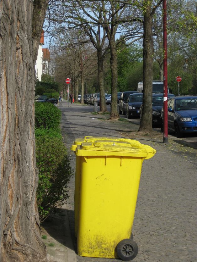 Gelbe Tonne am Straßenrand