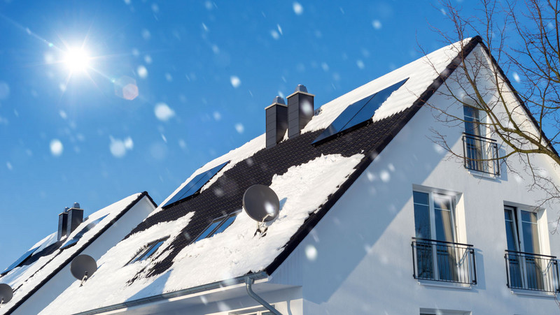 Photovoltaik-Dachanlage mit Schnee