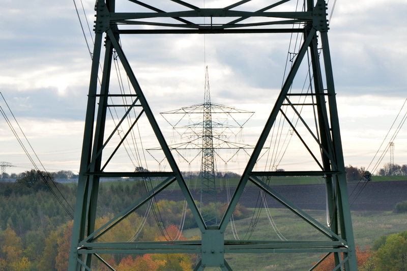 Bild zeigt Strommasten im Süden Sachsen-Anhalts
