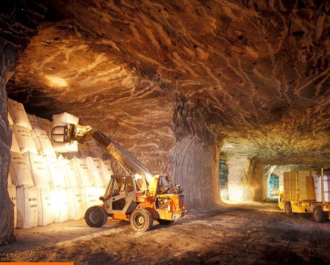 Bagger der im Salzbergwerk Bigbags stapelt