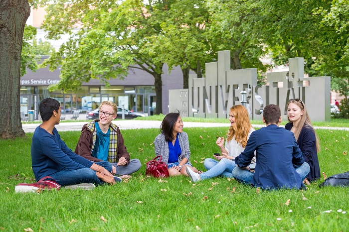 Studierende auf dem Campus der Otto-von-Guericke-Universität. Foto: Otto-von-Guericke-Universität Magdeburg/Stefan Berger