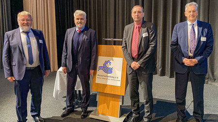 Prof. Dr. Armin Willingmann, Minister für Wissenschaft, Energie, Klimaschutz und Umwelt (2.v.l.) mit Mitgliedern des Wasserverbandstag 