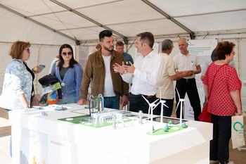 Im Pavillon wird Interessierten alles an Modellen erklärt