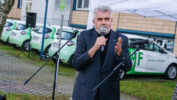 Prof. Dr. Armin Willingmann bei Inbetriebnahme der Elektro-Fahrzeugflotte der Halleschen Wohnungsgenossenschaft FREIHEIT eG