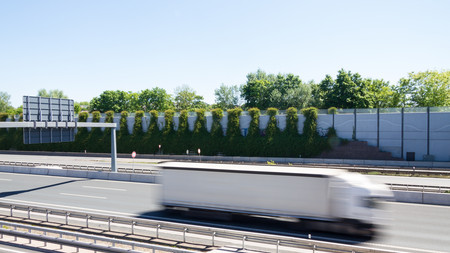 Lärmschutzwand an Hauptverkehrsstraße