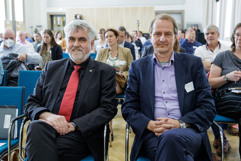 Prof. Dr. Dirk Messner, Präsident des Umweltbundesamtes (re) neben Minister Willingmann