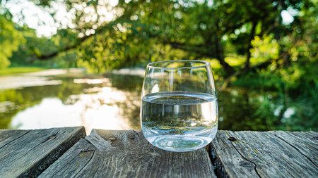 Trinkwasserglas auf einem Holztisch