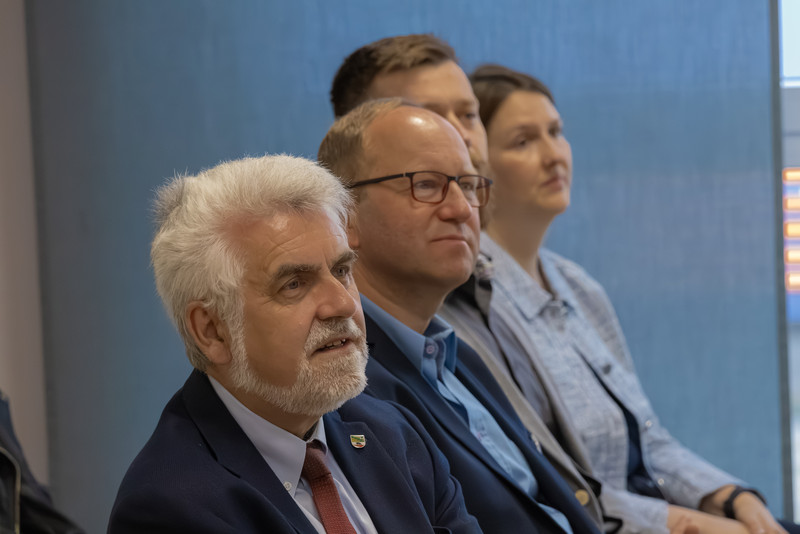 Schulleiter und Umweltminister Willingmann