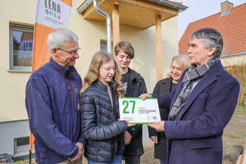 Umweltstaatssekretär Eichner verleiht Grüne Hausnummer an Familie aus Magdeburg