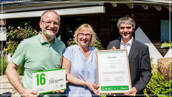 Familie Bley aus Bernburg im Salzlandkreis wurde mit einer „Grünen Hausnummer Sachsen-Anhalt“ ausgezeichnet.
