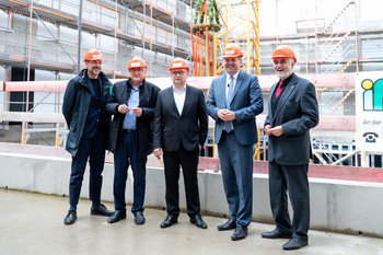 die Universitätsmedizin Halle hat heute in Anwesenheit von Ministerpräsident Sven Schulze, Wissenschaftsminister Prof. Dr. Armin Willingmann sowie Finanzminister Michael Richter das Richtfest für den Neubau „Haus 12/13“ gefeiert. 