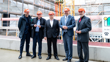 die Universitätsmedizin Halle hat heute in Anwesenheit von Ministerpräsident Sven Schulze, Wissenschaftsminister Prof. Dr. Armin Willingmann sowie Finanzminister Michael Richter das Richtfest für den Neubau „Haus 12/13“ gefeiert. 