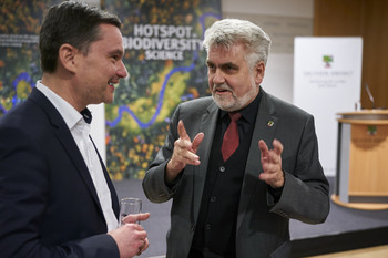 Minister Willingmann nutzt die Pausenzeit zum Gedankenaustausch mit Teilnehmer des Parlamentarischen Abends des iDiv