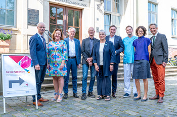 Gäste aus der Politik sowie von der Kassenzahnärztlichen Vereinigung und der Zahnärztekammer des Landes verschafften sich einen persönlichen Eindruck der neuen Möglichkeiten.