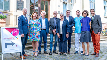 Gäste aus der Politik sowie von der Kassenzahnärztlichen Vereinigung und der Zahnärztekammer des Landes verschafften sich einen persönlichen Eindruck der neuen Möglichkeiten.