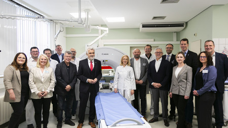Wissenschaftsminister Prof. Armin Willingmann (1. Reihe, 4. v.l.) weihte in seiner Funktion als Aufsichtsratsvorsitzender der Universitätsmedizin Magdeburg das neue CT-Gerät in der Radiologie am Standort der Lungenklinik in Lostau ein.