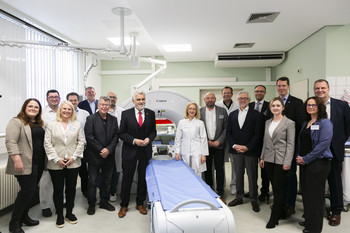 Wissenschaftsminister Prof. Armin Willingmann (1. Reihe, 4. v.l.) weihte in seiner Funktion als Aufsichtsratsvorsitzender der Universitätsmedizin Magdeburg das neue CT-Gerät in der Radiologie am Standort der Lungenklinik in Lostau ein.