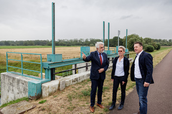 Umweltminister Willingmann besichtigt sanierten Saaledeich und erneuertes Schöpfwerk im Salzlandkreis