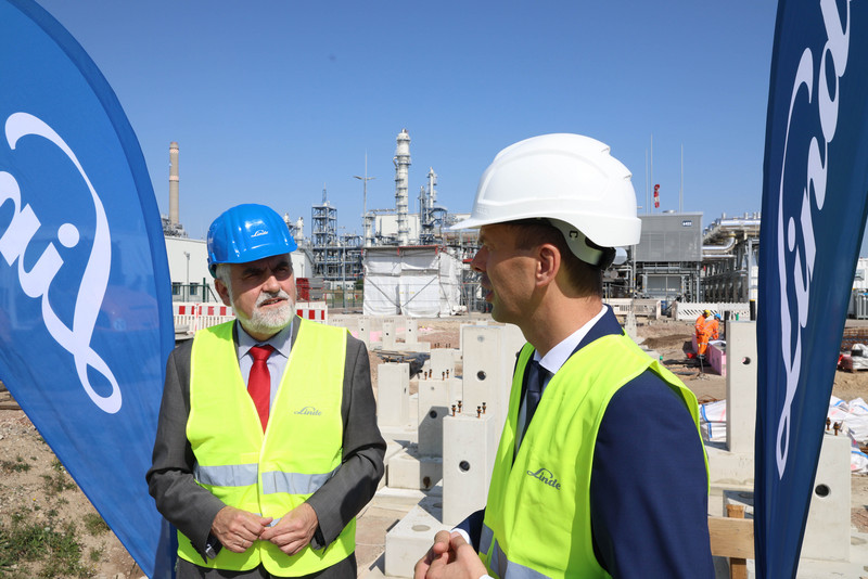 Minister Willingmann im Gespräch mit Vertriebsleiter der Business Unit Germany North bei Linde, Joachim Heider