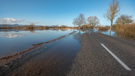 Überflutete Landstraße
