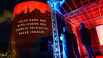 rot leuchtender Energiespeicher mit Abbildung der Skyline von Halle und dem Schriftzug "Vielen Dank den Mitgliedern der Energie-Initiative Halle (Saale)"