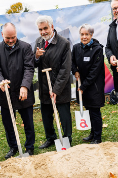 Wissenschaftsminister Prof. Dr. Armin Willingmann beim Spatenstich