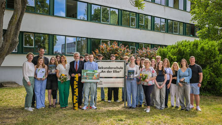 Minister Willingmann ehrt Pareyer Schüler als Sieger im landesweiten Wettbewerb zu Hochwassermarken