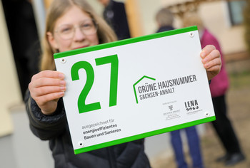 Grüne Hausnummer Schild