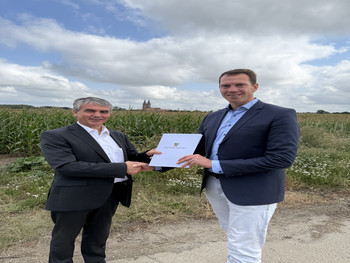 Staatssekretär Dr. Eichner (li) überreicht Bescheid in Höhe von 153.000 Euro