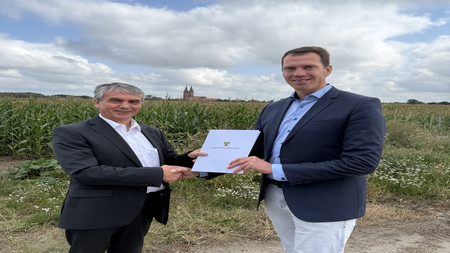 Staatssekretär Dr. Eichner (li) überreicht Bescheid in Höhe von 153.000 Euro