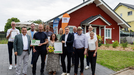 „Grüne Hausnummer“ für energieeffizientes Schwedenhaus in Arnstein
