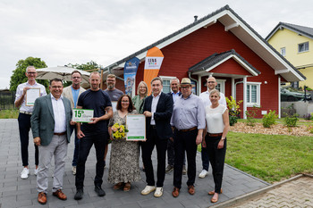 „Grüne Hausnummer“ für energieeffizientes Schwedenhaus in Arnstein