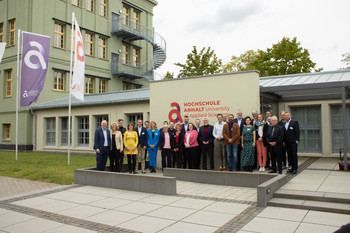 Wissenschaftlerteam mit Wissenschaftsminister Willingmann vor der HS Anhalt