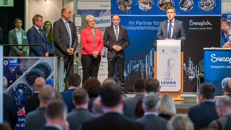 Staatssekretär Thomas Wünsch bei der Eröffnungs des Leuna-Dialogs 2022