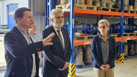 Umweltminister Willingmann besichtigt neues Hochwasserschutzlager in Schönebeck