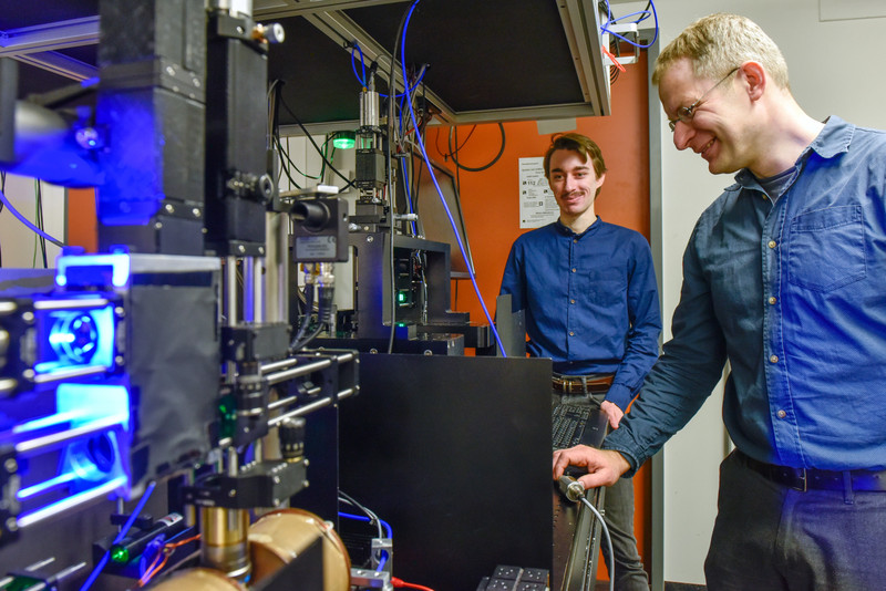 Prof. Dr. Georg Woltersdorf (rechts) und Chris Körner in einem Labor am Institut für Physik der MLU. 