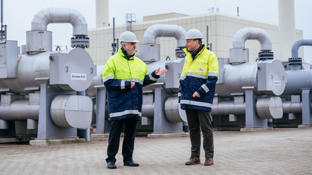 Energieminister Willingmann beim Besuch eines Gasspeichers in Bad Lauchstädt