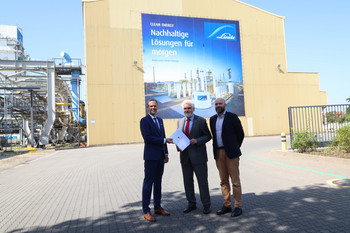 Minister Prof. Dr. Armin Willingmann hat in Leuna an den Vertriebsleiter der Business Unit Germany North bei Linde, Joachim Heider, einen Förderbescheid über knapp 4,3 Millionen Euro überreicht.