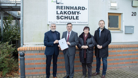 Übergabe eines Förderbescheides zur energetischen Sanierung der Förderschule „Reinhard Lakomy“