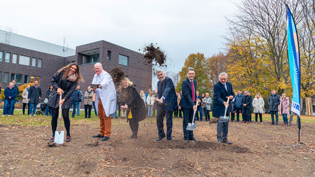 Gemeinsamer Spatenstich zum Neubau eines „Klinischen Hörsaals“ auf dem Campus der Universitätsmedizin Magdeburg. V.l.n.r.: Studentin Sabrina Sulzer, Studiendekan Prof. Dr. Christoph Lohmann, Dekanin Prof. Dr. Daniela Dieterich, Wissenschaftsminister Prof. Dr. Armin Willingmann, Rektor Prof. Dr.-Ing. Jens Strackeljan und Ärztlicher Direktor Prof. Dr. Hans-Jochen Heinze.