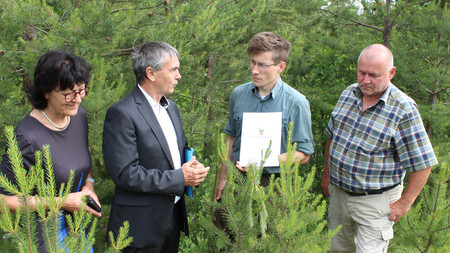 Staatssekretär Dr. Steffen Eichner überreicht Zuwendungsbescheid