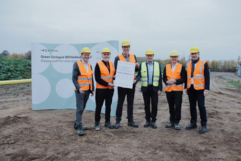 Energieminister Prof. Dr. Armin Willingmann überreicht gemeinsam mit dem parlamentarischen Staatssekretär im Bundeswirtschaftsministerium, Michael Kellner, einen Bescheid für das Projekt „Green Octopus Mitteldeutschland“ an den Fernleitungsnetzbetreiber Ontras in Leuna