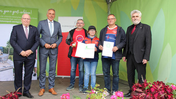 Preisträger des Harzer Schwimmvereins Wernigerode 2002 e.V. – neben Minister Willingmann (r.) steht der Vereinsvorsitzende Volker Hoffmann.