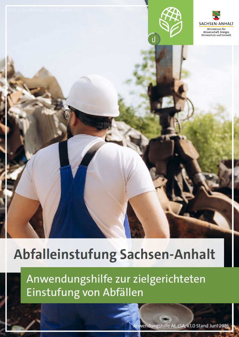 Abfallaufnahme mit einem Greifbagger von einem Arbeiter überwacht
