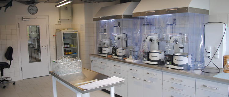 Laborraum mit Geräten