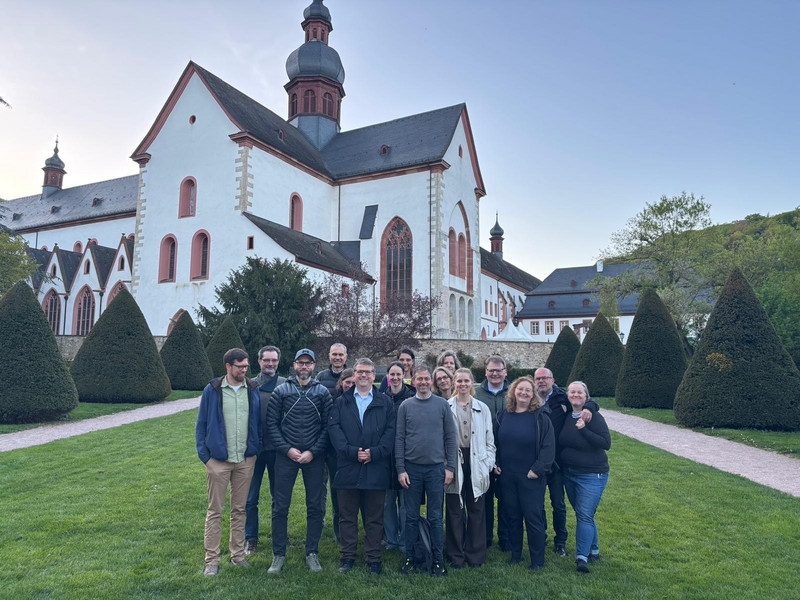 Gruppenbild der Teilnehmenden Personen am Netzwerktreffen der Umwelt- und Nachhaltigkeitspartnerschaften 22. bis 24. April 2026 in Wiesbaden