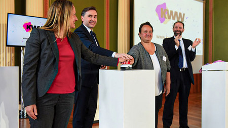 Drücken des Startknopfes für das Kompetenzzentrum Kommunale Wärmewende in Halle (Saale)