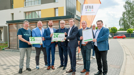 Energiestaatssekretär Thomas Wünsch und LENA-Geschäftsführer Marko Mühlstein haben heute im Beisein von Bürgermeister Frank Nase und dem Dezernenten für Infrastruktur und Umwelt des Landkreises Börde, Dr. Denis Gruber, zwei „Grüne Hausnummern Sachsen-Anhalt“ an die AWG Immobilien GmbH in Barleben übergeben.