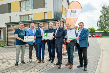 Energiestaatssekretär Thomas Wünsch und LENA-Geschäftsführer Marko Mühlstein haben heute im Beisein von Bürgermeister Frank Nase und dem Dezernenten für Infrastruktur und Umwelt des Landkreises Börde, Dr. Denis Gruber, zwei „Grüne Hausnummern Sachsen-Anhalt“ an die AWG Immobilien GmbH in Barleben übergeben.