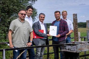 Staatssekretär Eichner überreicht Förderung für besseren Wasserrückhalt im Landkreis Stendal